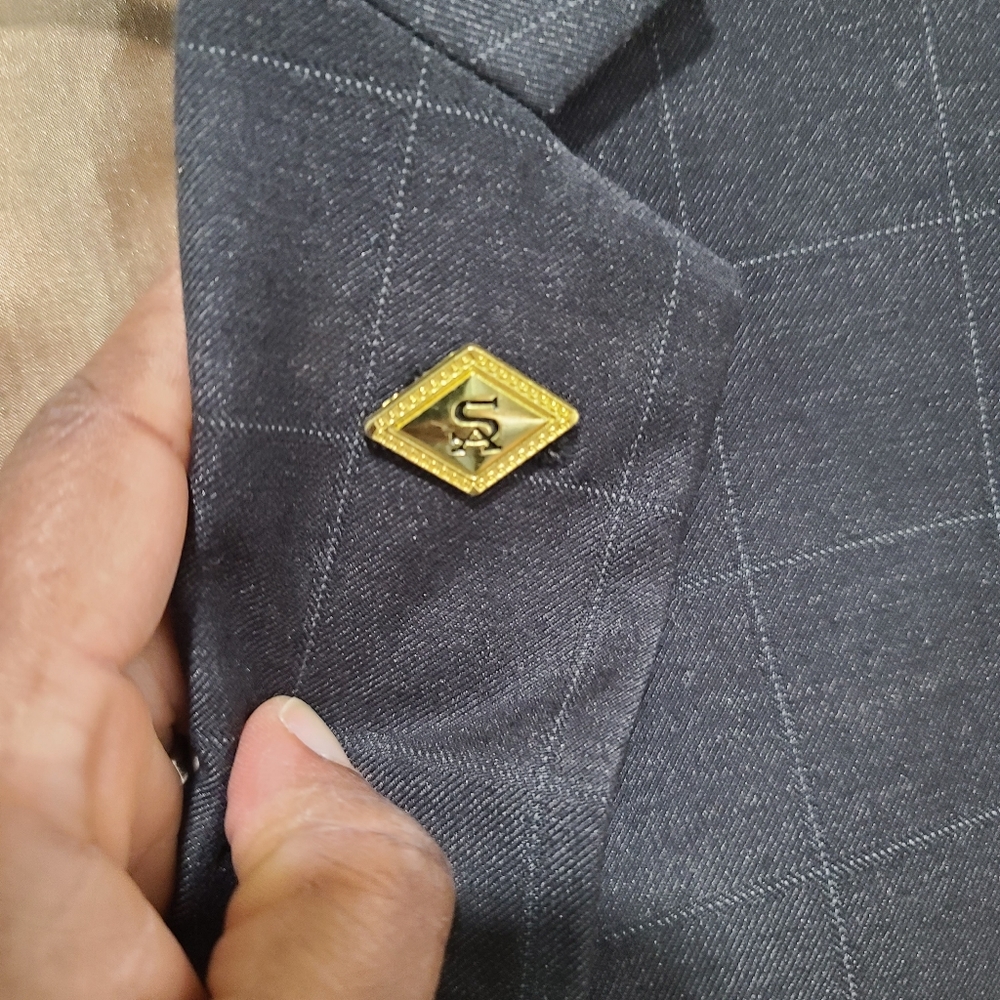 Stacy Adams Gold 2-Piece Men’s Suit With SA Engraved Gold Lapel Pin Size 46R/40R - Picture 3 of 15